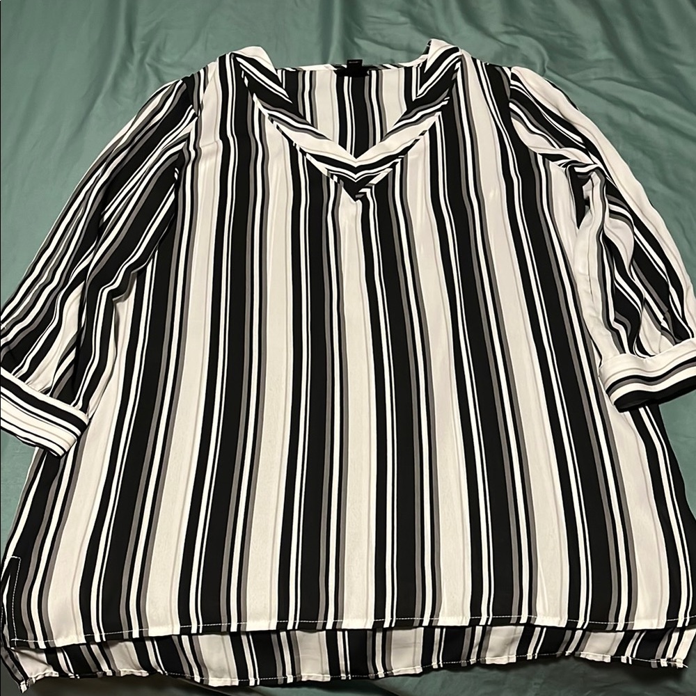 Worthington Black and White Boxy Blouse